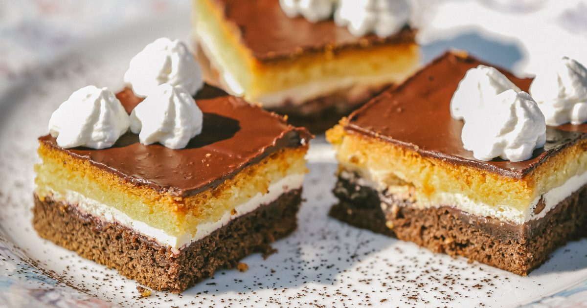 Dvoubarevné tvarohové řezy z Pochoutkového roku